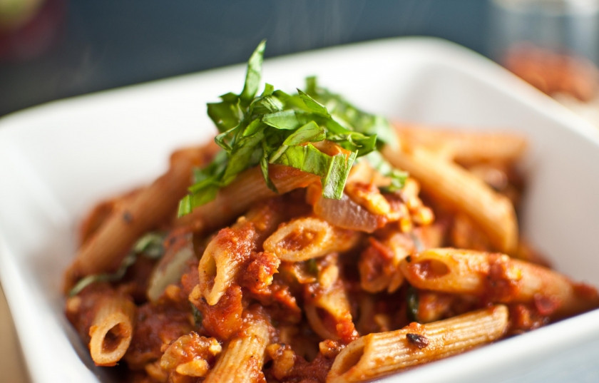 1. Этап. Макароны с сардельками: Получившимся соусом залейте макароны с сардельками. Поставьте в разогретую до двухсот градусов духовку на пятнадцать минут. Готовое блюдо подавайте горячим, украсив зеленью.