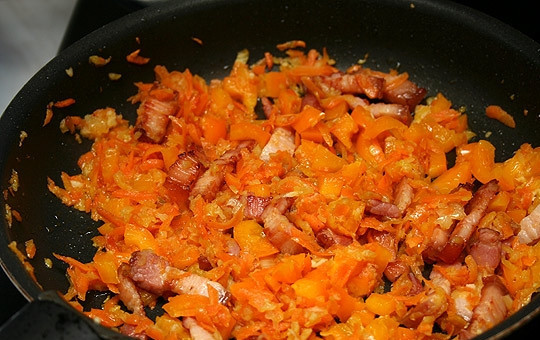 1. Этап. Капуста, тушеная с ребрышками: 6. Затем добавляем натертую морковь к мясу и заправляем содержимое сковороды томатной пастой. Снова хорошенько перемешиваем и продолжаем тушить.