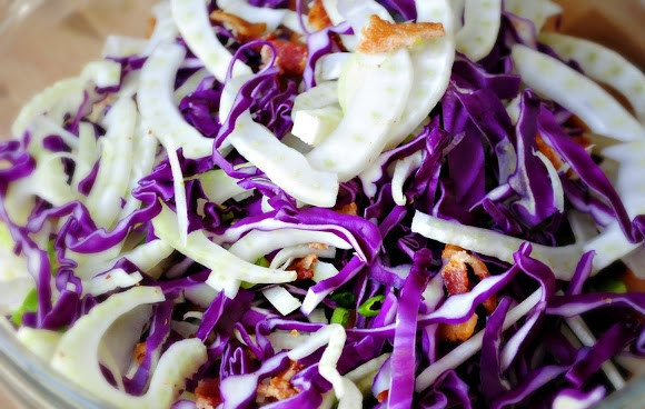 1. Этап. Салат с капустой и фенхелем: 5. Перемешайте в салатнице лук, капусту, бекон и фенхель.