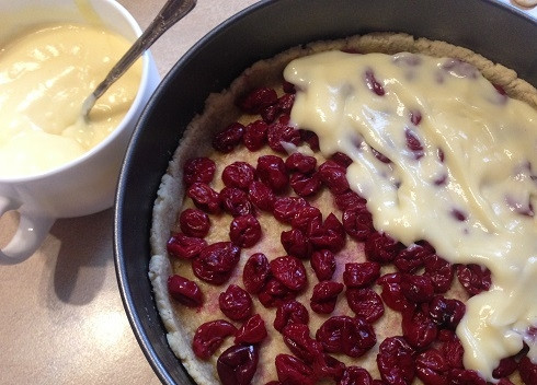 1. Этап. Пирог ко Дню влюбленных: 12. Равномерно выкладываем ягоды, покрываем кремом.