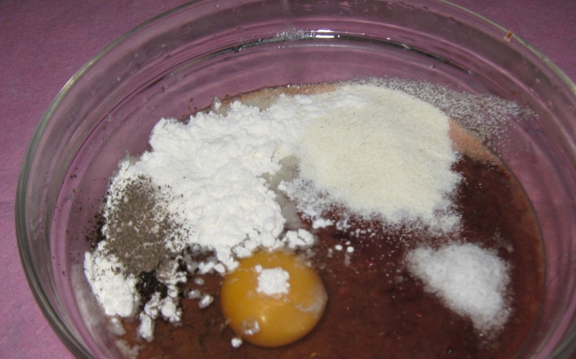 1. Этап. Печеночные котлеты с манкой: Добавить яйцо, муку, манку, специи, перемешать и оставить на 10 минут.