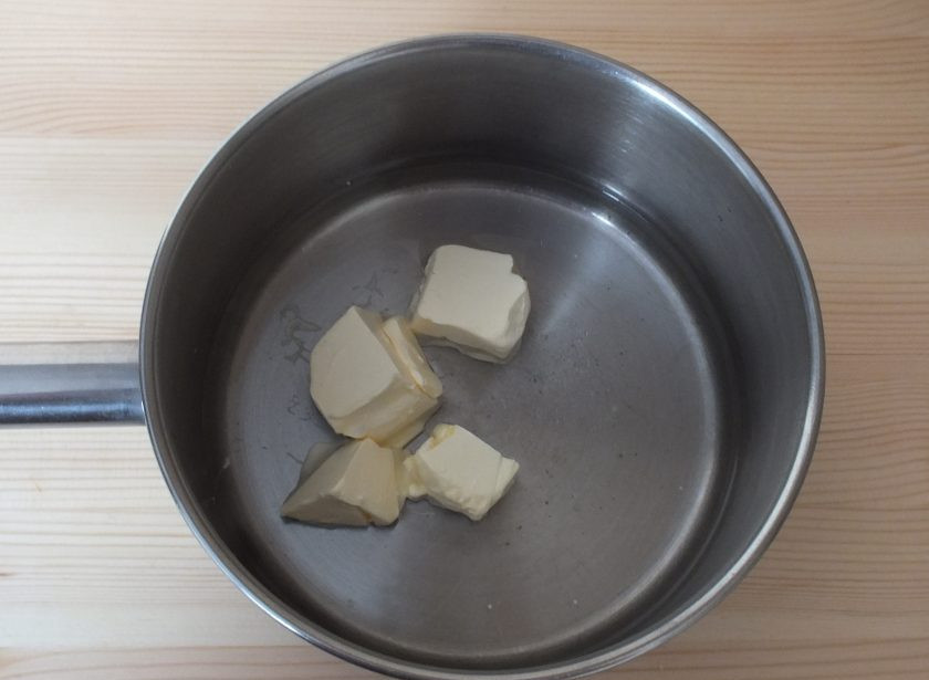 1. Этап. Профитроли с курицей: Начните с приготовления профитролей. В воду добавьте соль, масло и поставьте на огонь.