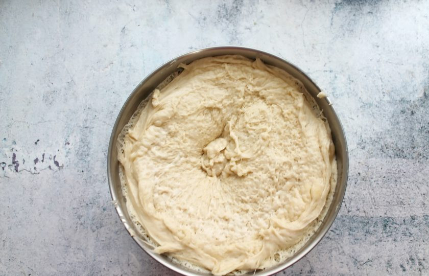 1. Этап. Пирожки с солеными груздями и рисом: Миску накройте и уберите в теплое место для подъема на 45-60 минут.