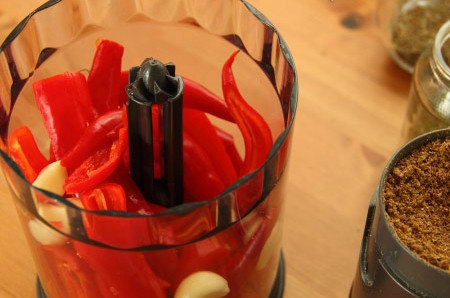 1. Этап. Аджика из острого перца на зиму: Отправляю нарезанный перец с чесноком в блендер. Отставляю на потом. Теперь, мне понадобятся семена кориандра. Естественно, сушеные. Хотя, свежие тоже подойдут! Измельчаю кориандр и кладу его в блендер.