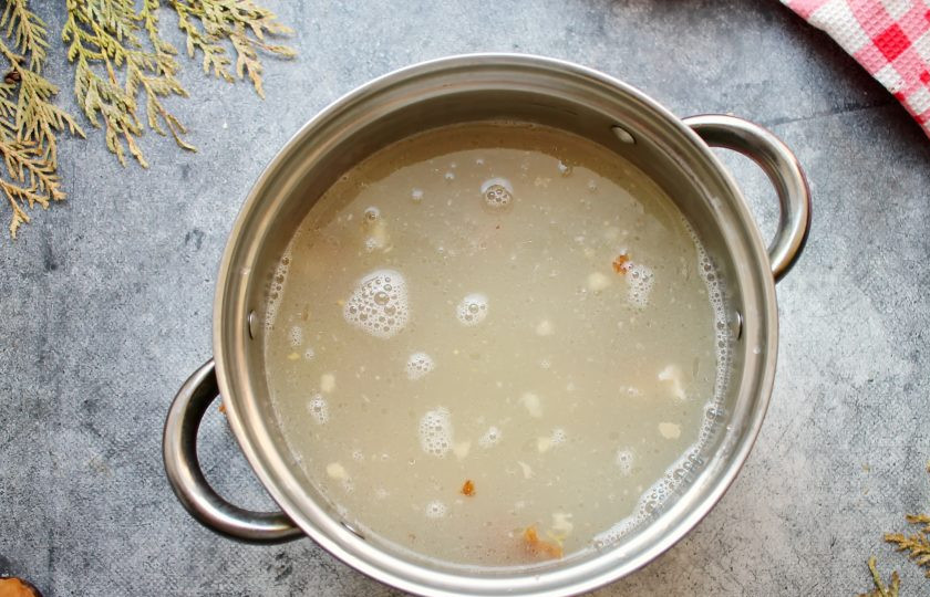 1. Этап. Солянка Московская: Бульон процедите и влейте в кастрюлю с мясом и оливками, добавьте рассол.