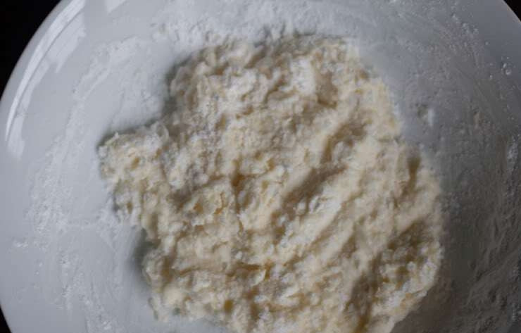 1. Этап. Бездрожжевое тесто на булочки: Теперь нужно соединить муку и молочную массу. Аккуратно начните вымешивать тесто, чтобы не обжечься.