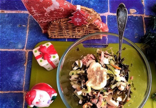 1. Этап. Салат с тунцом и морской капустой: Заправляем салат. Я заправлю совсем немного майонезом. Если вас смущает покупной майонез, то приготовьте свой. Благо на сайте много его рецептов. Перчим по вкусу. Я салат не солила. Мне соли хватило.