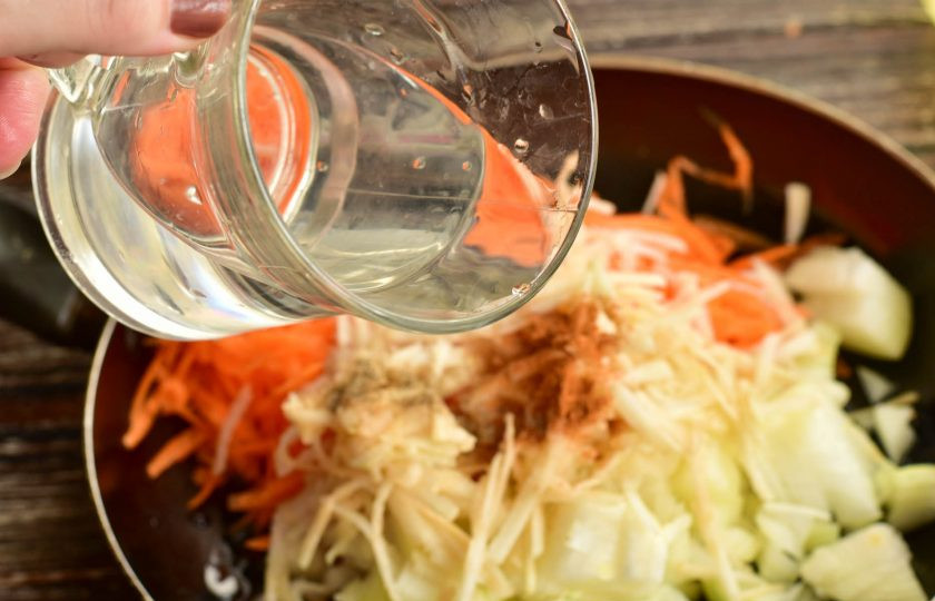 1. Этап. Луковый паштет: Влейте воду.