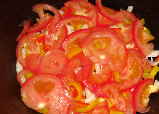 1. Этап. Хашлама из баранины: Помидоры режем дольками и кладем на перец.