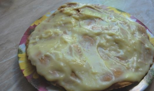 1. Этап. Торт Наполеон с очень вкусным кремом: Соберите торт. Укладывайте друг на друга коржи, промазывая их кремом.