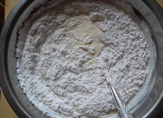 1. Этап. Пирог с луком и яйцами: 5. Всыпьте просеянную с разрыхлителем муку.