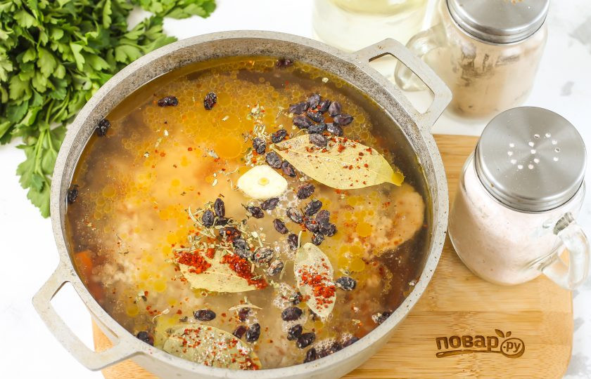 1. Этап. Чеченский плов: Влейте горячую воду и поместите емкость на плиту, включая умеренный нагрев. Томите около 25 минут, пока не выкипит вся жидкость. Затем нагрев выключите, а плов оставьте под крышкой еще на 10-15 минут для пропаривания.