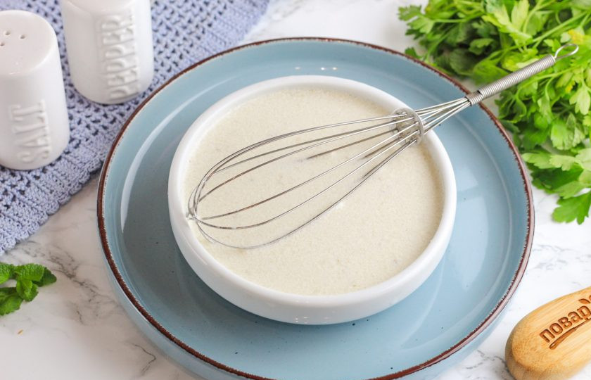 1. Этап. Заливное Провансаль из говядины: Прогрейте оставшуюся часть бульона и всыпьте в нее желатин. Дайте набухнуть в течение 5 минут и выложите майонез, перемешайте венчиком.