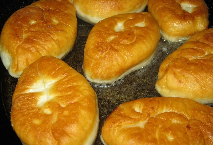 1. Этап. Дрожжевое тесто с картофелем: Формируем пирожки, защипнув края. Разогреваем в сковороде растительное масло, обжариваем пирожки с двух сторон до красивого золотистого цвета.