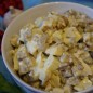 Салат из баклажанов Нежный Баклажаны очистить от кожуры и нарезать кубиками. В небольшом количестве растительного масла обжарить баклажаны до золотистого колера. Остудить. Яблоки очистить от кожуры, нарезать кубиками и сбрызнуть лимонным соком, чтобы они не потемнели. Майонез смешать с пропущенным через пресс чесноком. Яйца отварить и мелко нарезать. В миске перемешать яйца, баклажаны, яблоки и зеленый консервированный горошек. Посолить по вкусу и заправить салат майонезом с чесноком. Дать салату настояться не менее 30 минут, и подавать к столу охлажденным.
