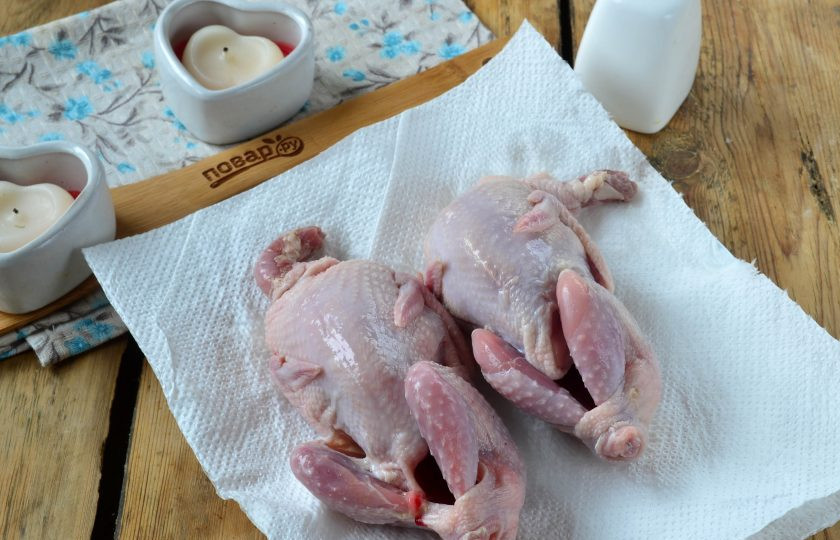 1. Этап. Цыплята-корнишоны в пряном масле: Перепелов обсушите бумажными полотенцами.