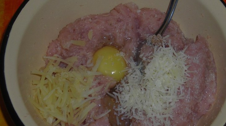 1. Этап. Куриная грудка с цветной капустой в духовке: Вбейте яйцо, добавьте сыр. Перемешайте и отбейте пару раз. Отправьте в холодильник на полчаса.