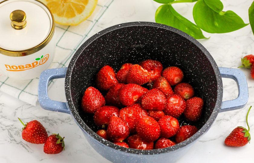 1. Этап. ПП варенье из клубники: Каждую ягоду промойте в воде и удалите хвостики. Выложите клубнику в казан или кастрюлю с антипригарным дном. Если ягоды крупные, то разрежьте их на несколько частей.