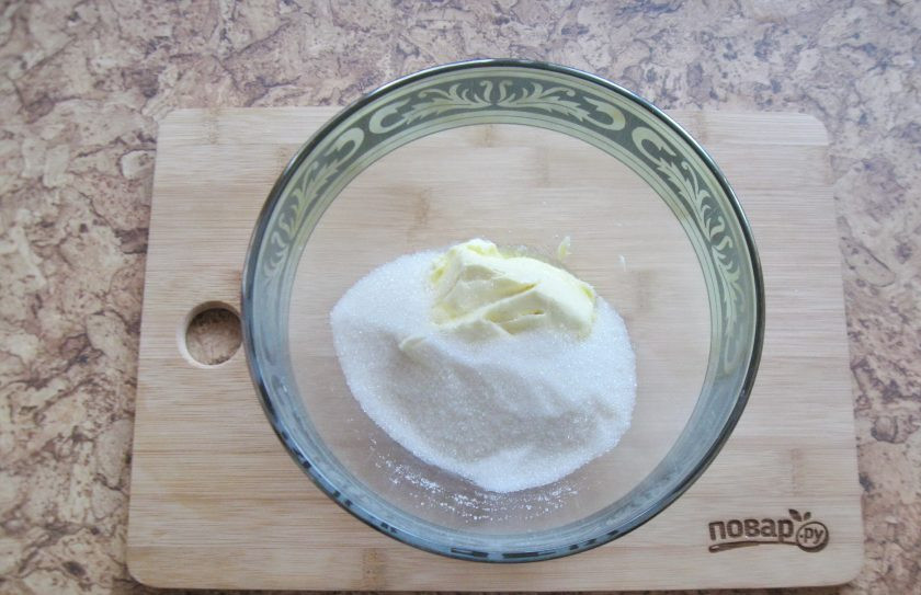 1. Этап. Фисташковый кекс: В миску выложите мягкое сливочное масло и 60 грамм сахара.