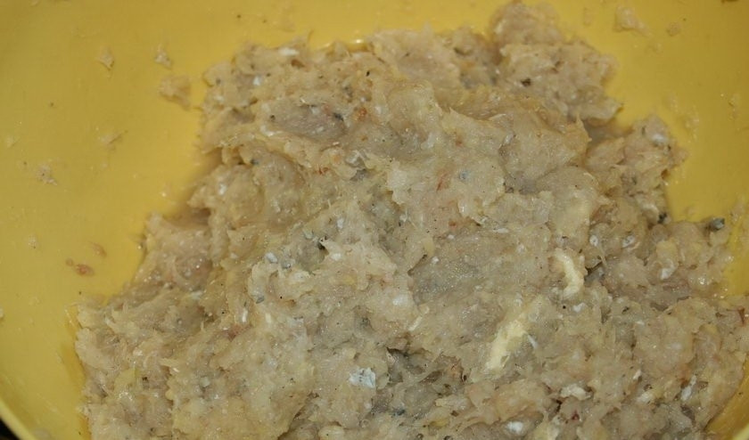 1. Этап. Котлеты из трески в духовке: Тщательно перемешайте.