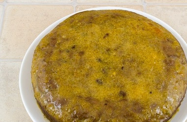 1. Этап. Австрийский торт Захер: Сверху уложите второй. Промажьте всё конфитюром, в том числе и бока. Затем уберите его в холодильник.