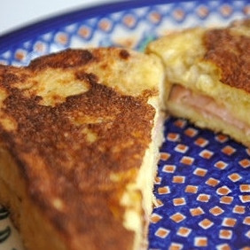 1. Этап. Сэндвич Монте-Кристо: 6. Некоторые посыпают сэндвич 