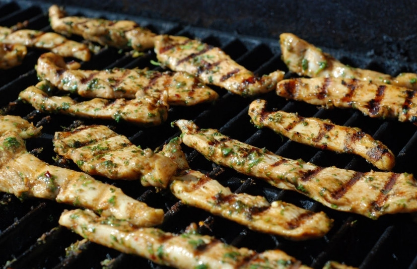 1. Этап. Закуска из курицы и свежих овощей: ...затем столько же - с другой стороны.