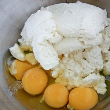 1. Этап. Вкусные сырники: В миске соединить яйца и творог.