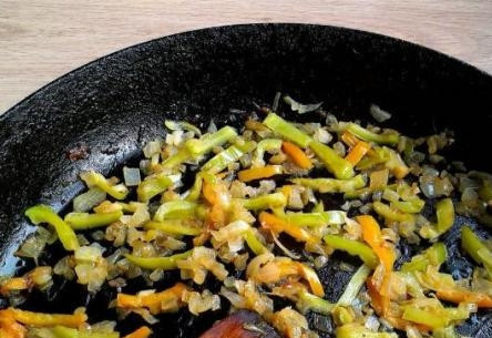 1. Этап. Куриная грудка в кисло-сладком соусе: В небольшом количестве растительного масла обжарим перец и лук (до прозрачности лука).