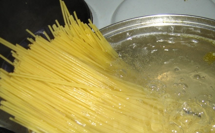 1. Этап. Паста с базиликом: 1. Начать нужно с приготовления спагетти. Для этого блюда подойдут лучше всего именно спагетти. Отварите их в большом количестве воды до готовности.