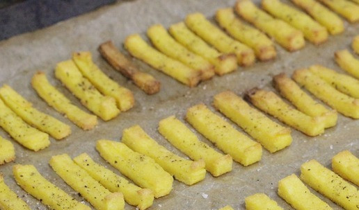 1. Этап. Полента а-ля картофель фри: Ломтики должны слегка подрумяниться и подсохнуть.