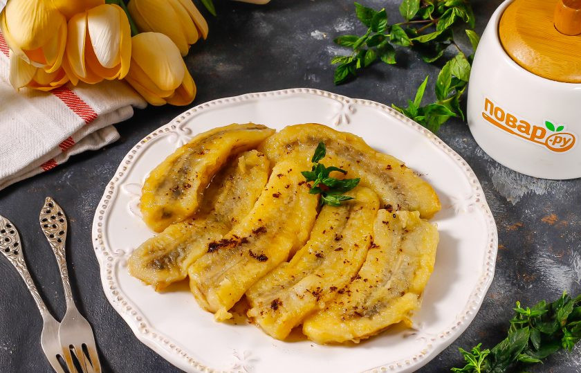 1. Этап. Жареные бананы в коньяке: Выложите жареные бананы на тарелку и присыпьте щепоткой корицы, это по желанию. Можно полить шоколадным топингом, сиропом. Подайте блюдо к столу.