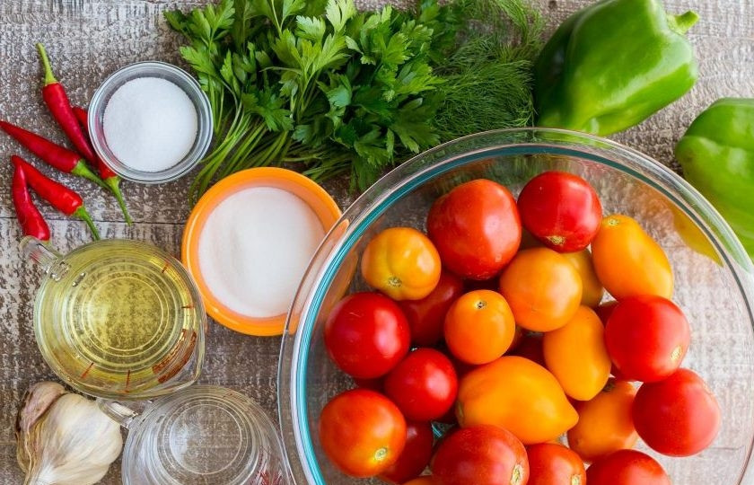 1. Этап. Быстро и просто. Маринованные помидоры: 1. Для начала подготовьте продукты перед готовкой. Промойте все овощи под проточной водой.