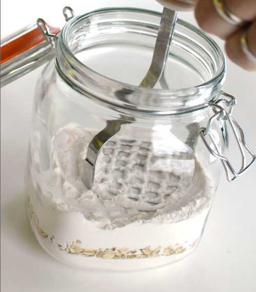 1. Stage. Cranberry Cookies in a Jar: Fall asleep oatmeal and also ram. Then mix the remaining flour with soda and pour into a jar.