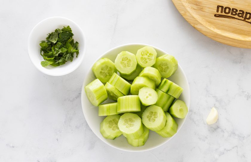 1. Этап. Огуречно-мятный холодный суп: Огурцы очистите от кожуры с помощью овощечистки. Мяту мелко порубите. Чеснок очистите.