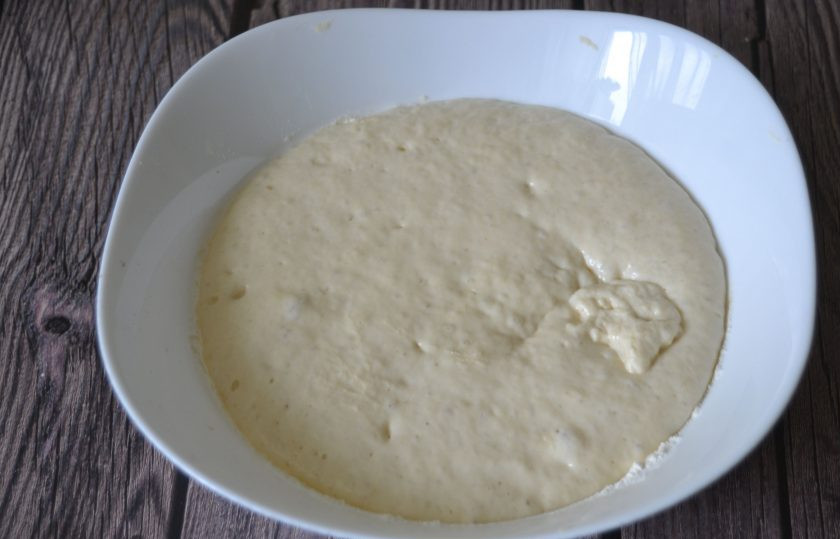 1. Этап. Оладьи на сыворотке без яиц: Выбродившее тесто увеличилось в размерах в 2 раза.