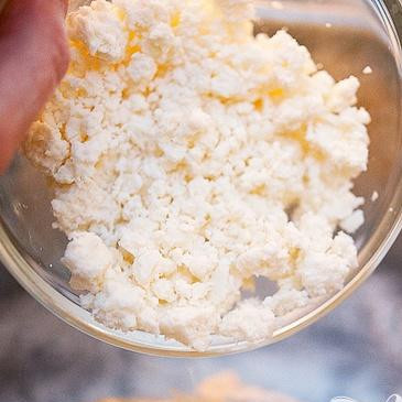 1. Этап. Бразильские сырные булочки: 3. Добавить взбитые яйца и гранулированный сыр.