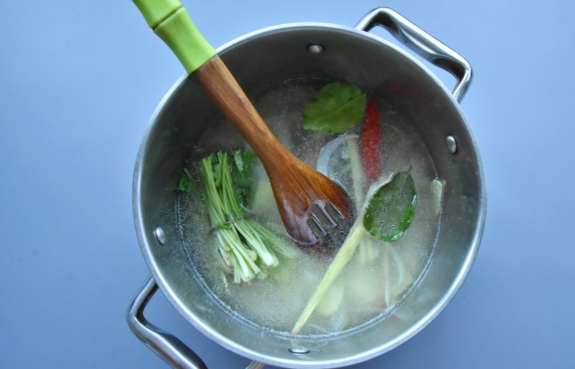 1. Этап. Суп Том ям с мидиями: Влейте подготовленный бульон и варите 5-7 минут.