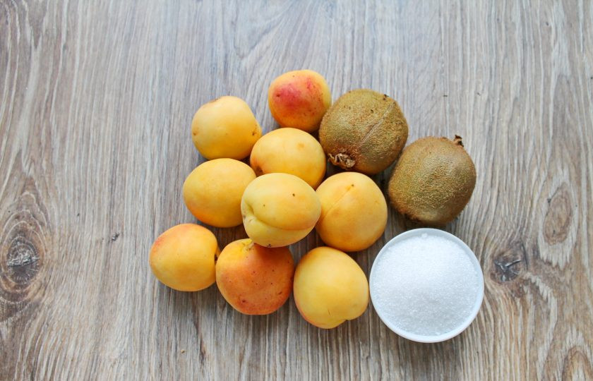 1. Этап. Варенье из абрикосов и киви: Подготовьте все необходимые ингредиенты для приготовления варенья из абрикосов и киви.