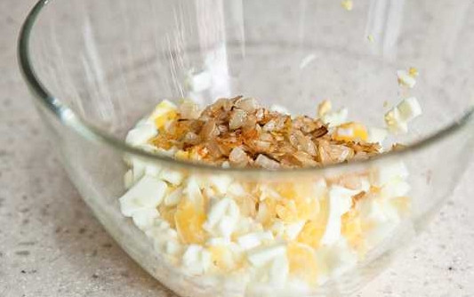 1. Этап. Зразы со свининой: 5. Соедините их с жареным луком.