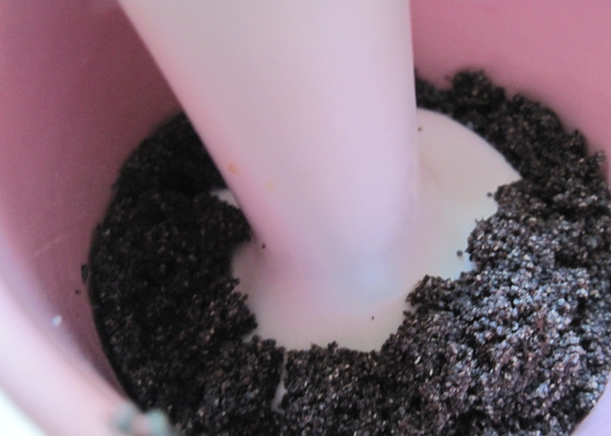 1. Этап. Творожно-яблочный пирог с маково-ореховой основой: 5 ст. л. с горкой сухого мака хорошо разбить блендером, добавить 2 ст. л. сахара, пробить вместе