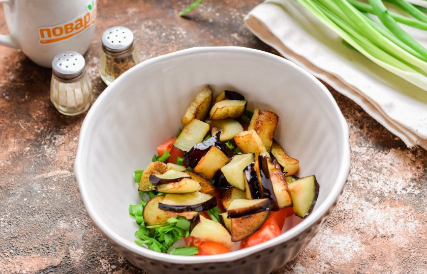 1. Этап. Бутерброды с баклажанами и помидорами: Теперь добавьте к томатам жареные баклажаны, соль и перец всыпьте по вкусу. После все хорошо перемешайте.