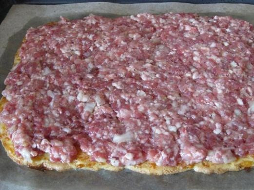 1. Этап. Сырный рулет с фаршем: Сверху на корж равномерно выкладываем нашу начинку и аккуратно сворачиваем в рулет.