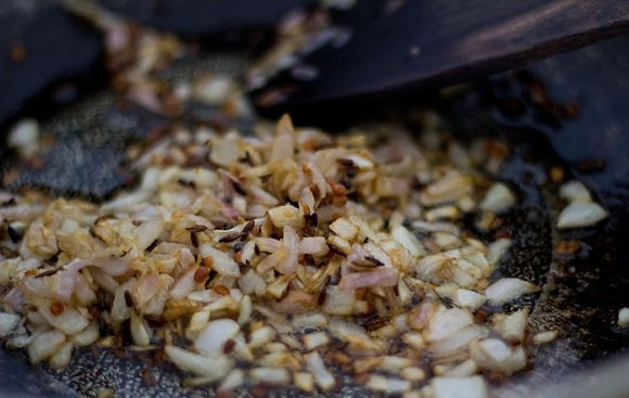 1. Этап. Карри с рисом, горошком и грибами: Имбирь почистите, натрите на мелкой терке и добавьте в сковороду.