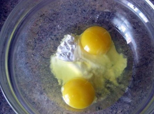 1. Этап. Мясо, жаренное в кляре: Для того чтобы приготовить кляр, смешиваем яйца, крахмал и пол чайной ложки соли. Можно добавить молотый перец и другие специи.