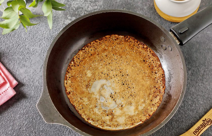 1. Этап. Блины из овсянки без муки: Выпекайте блины на хорошо разогретой сковороде с антипригарным покрытием.