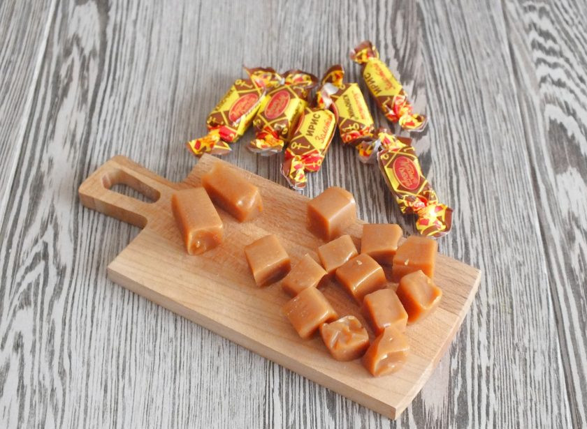 1. Этап. Печенье с ирисками: Подготовьте ириски. Разрежьте на две половинки.