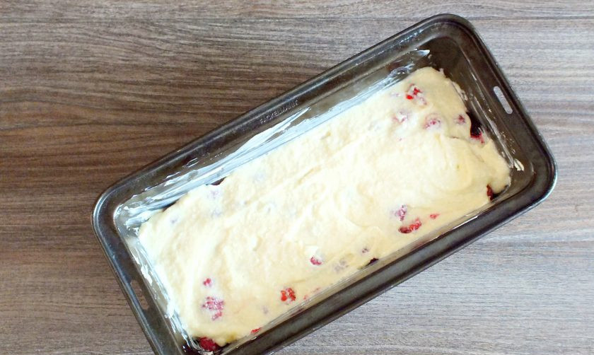 1. Этап. Творожный кекс с малиной: На слой малины выложите оставшуюся часть теста. Разровняйте. Поставьте кекс выпекаться в разогретую до 170 градусов духовку на 50 минут.