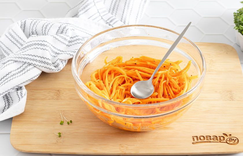 1. Этап. Морковь по-корейски домашняя с приправой: Добавьте уксус, снова перемешайте и уберите морковь в холодильник минимум на 3 часа, чтобы она промариновалась.