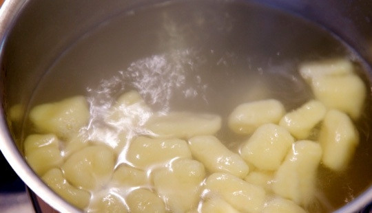 1. Этап. Гноччи: Дальше закидываем гноччи в кипящую подсоленную воду и варим после всплытия минут 5. Не добавляем много, чтобы гноччи не слиплись.